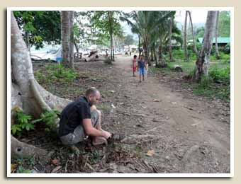 Arnaud change ses chaussures devant le cimetière